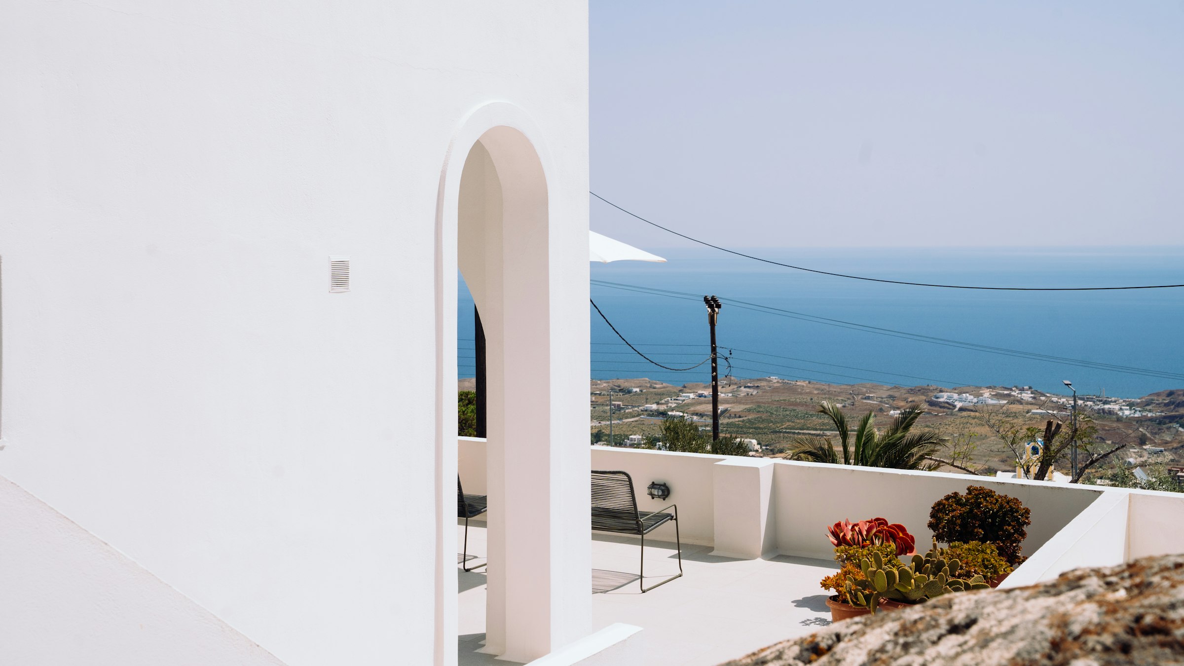 Terraza de arquitectura mediterránea encalada con vistas al mar